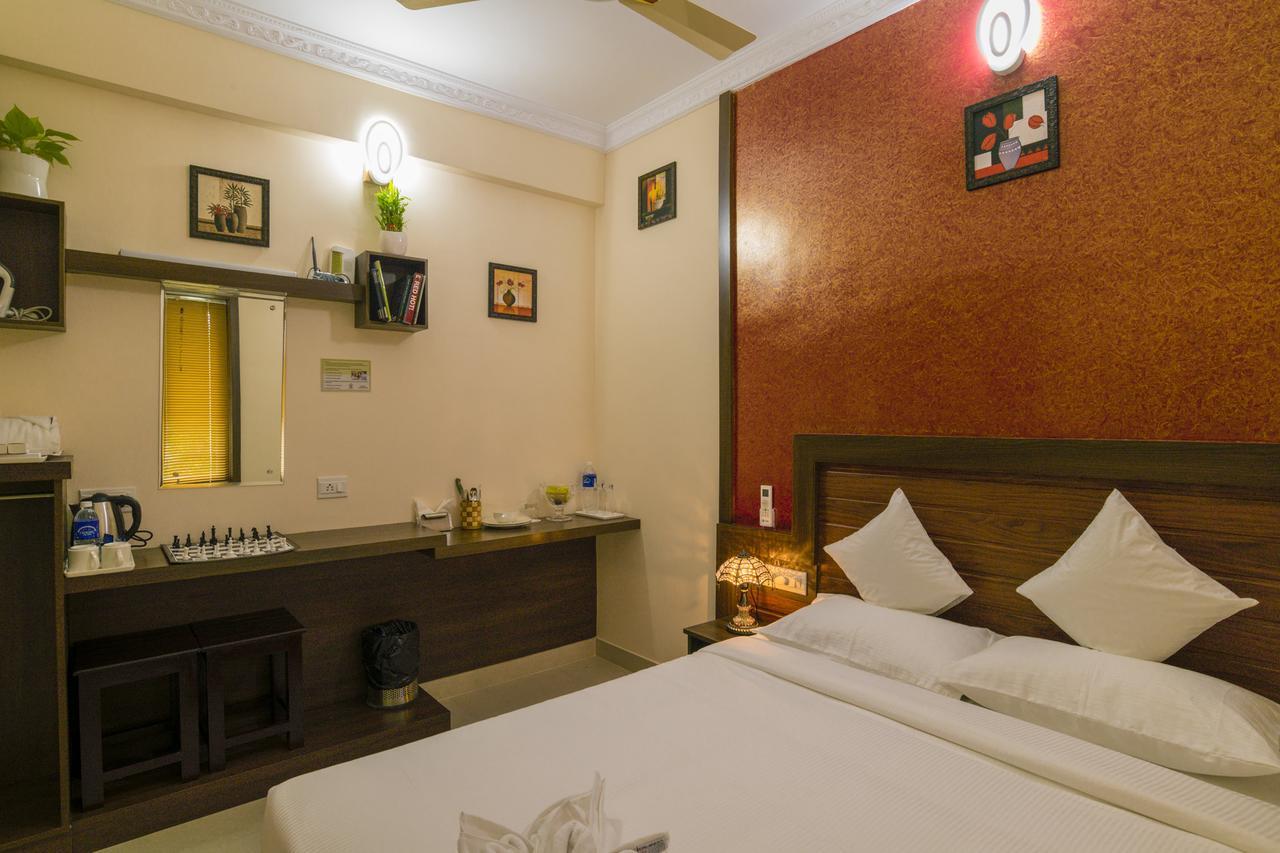 Blue Bell Cochin Airport Hotel Nedumbassery Bagian luar foto