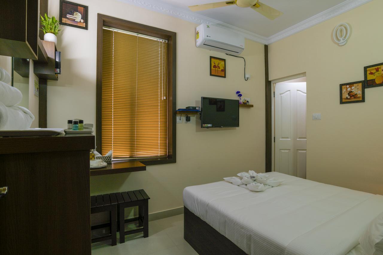 Blue Bell Cochin Airport Hotel Nedumbassery Bagian luar foto