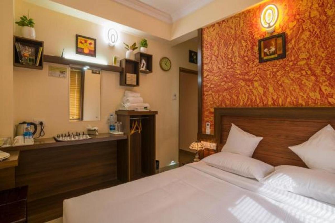 Blue Bell Cochin Airport Hotel Nedumbassery Bagian luar foto